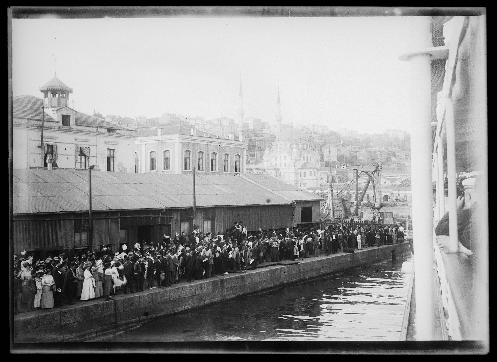 Vue du port, avec la mosquée de Nusretiye à l'arrière-plan